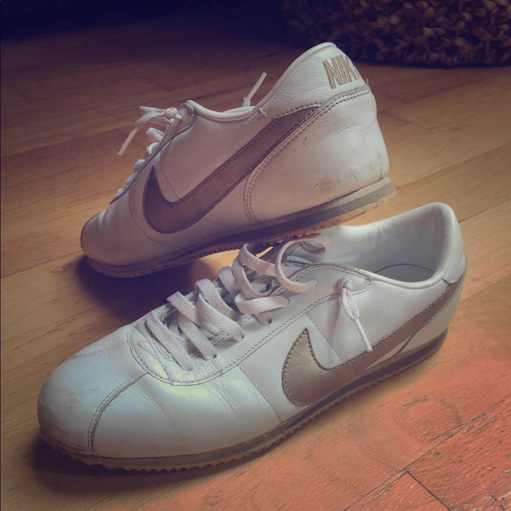 Casual cute white with gold swoop Nike’s
